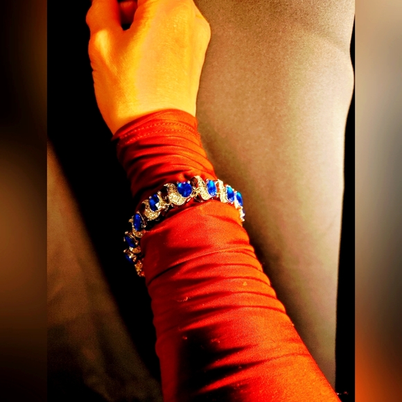 Elegant Sapphire Blue color Necklace set of Four pieces (Never been worn) 🎉🥳💙 - Picture 3 of 6